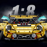 Porsche GT3 Gold Edition en briques 1:8 – vue trois-quarts arrière montrant le flat-6