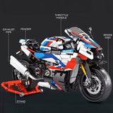 Vue arrière de la Superbike M1000 RR en briques avec feux et échappement détaillés
