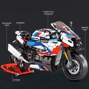 Vue arrière de la Superbike M1000 RR en briques avec feux et échappement détaillés