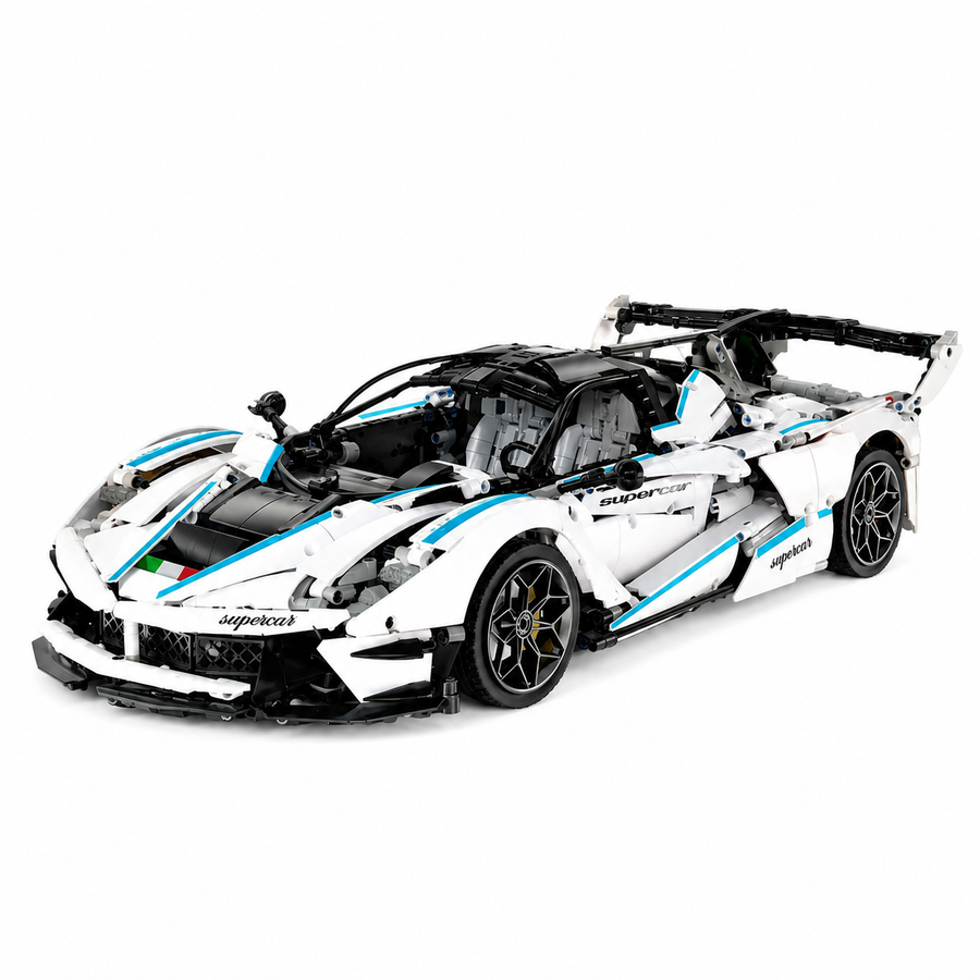 Hypercar de piste blanche en briques à l'échelle 1:8, vue trois quarts avant avec aileron arrière déployé