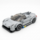 Voiture hypercar grise en briques vue de face avec design sportif et détails réalistes.