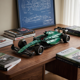 Aston Martin F1 AMR25 en briques 1:8 – vue principale de la monoplace verte sur fond épuré