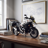 BMW R1300GS Moto en Briques 1:5 sur un bureau modern et premium