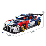 Vue arrière de la BMW M4 GT3 en briques montrant l'aileron et les détails de la carrosserie racing