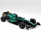 Aston Martin F1 AMR25 en briques 1:8 – vue de profil montrant les pontons et l'aileron