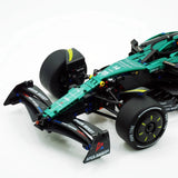 Aston Martin F1 AMR25 en briques 1:8 – vue trois-quarts arrière montrant l'échappement