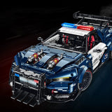 Ford Mustang Police GULY 10655 vue 3/4 avant — gyrophares rouges et bleus allumés